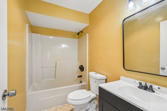 33 Aycrigg Ave, Passaic City, NJ 07055