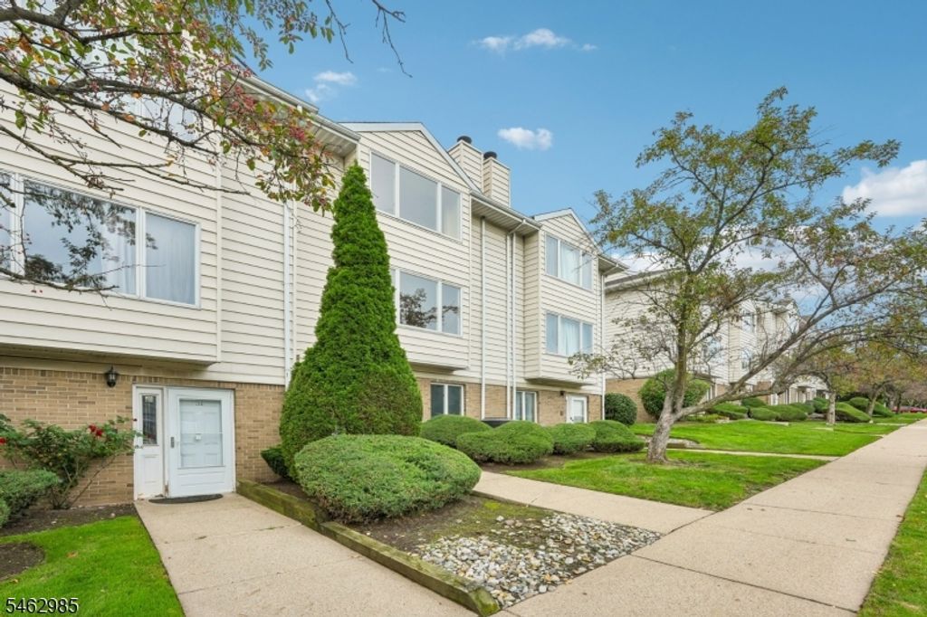33 Aycrigg Ave, Passaic City, NJ 07055 — photo 2