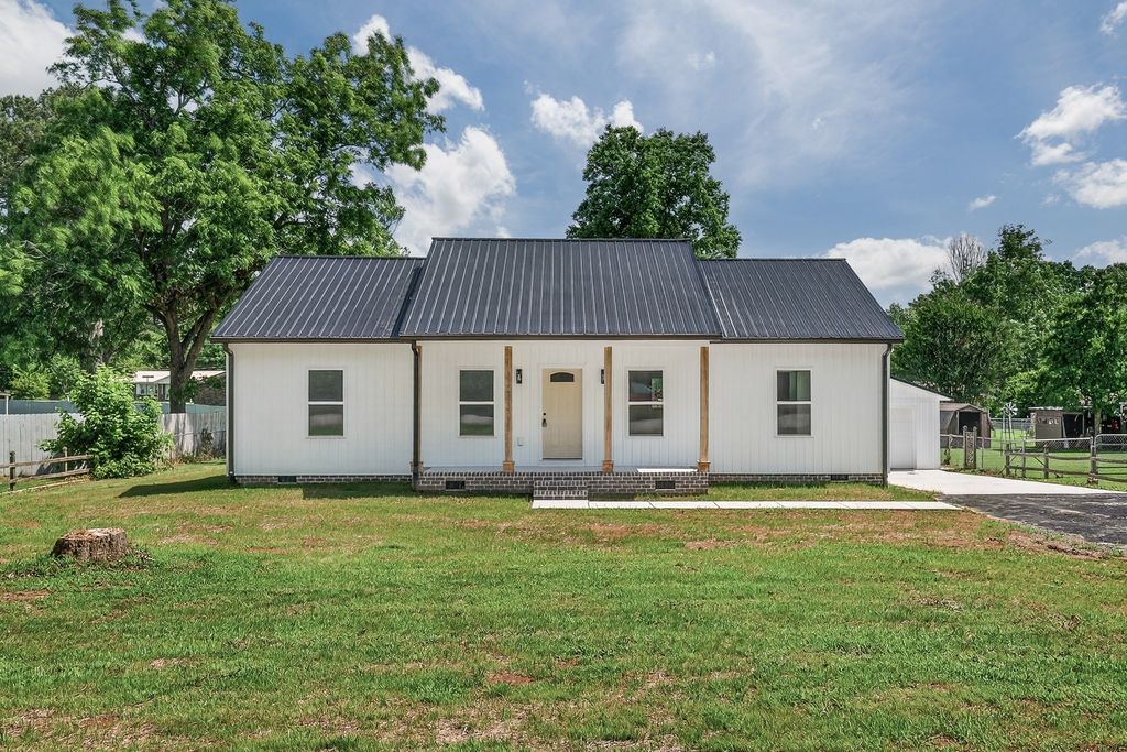 76 Simmons Cir, Fayetteville, TN 37334