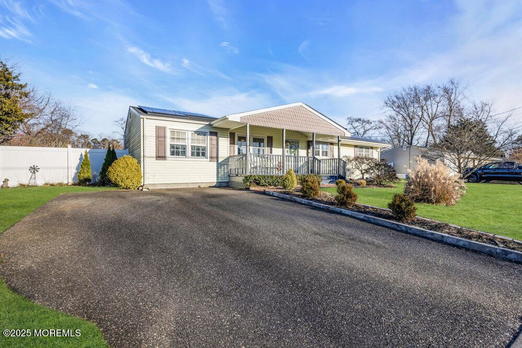 7 Maple Lane, Howell, NJ 07731