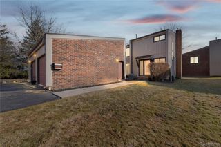 25033 Woodvale Drive N, Southfield, MI 48034