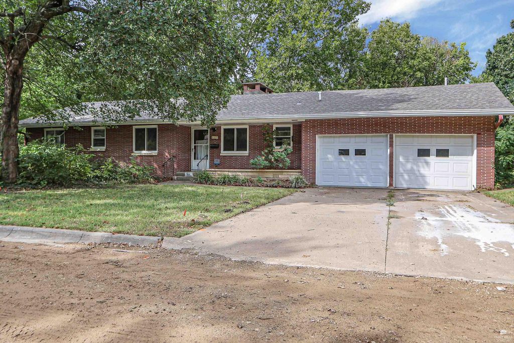 505 Oakdale Drive, Manhattan, KS 66502