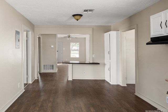 412 W Coker, Devine, TX 78016