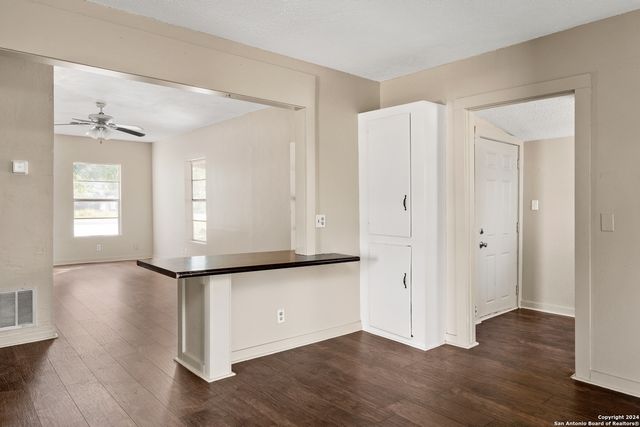 412 W Coker, Devine, TX 78016