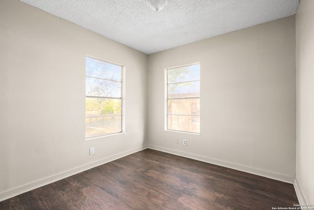 412 W Coker, Devine, TX 78016