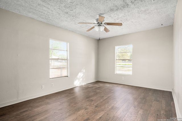 412 W Coker, Devine, TX 78016
