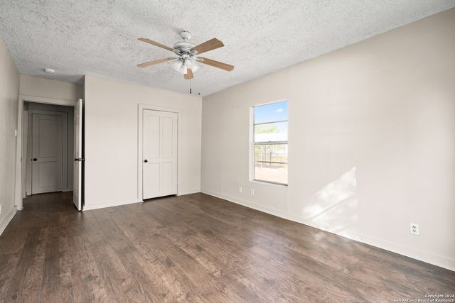 412 W Coker, Devine, TX 78016