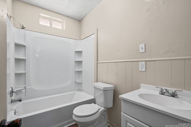 412 W Coker, Devine, TX 78016