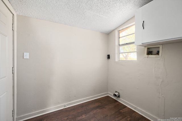412 W Coker, Devine, TX 78016