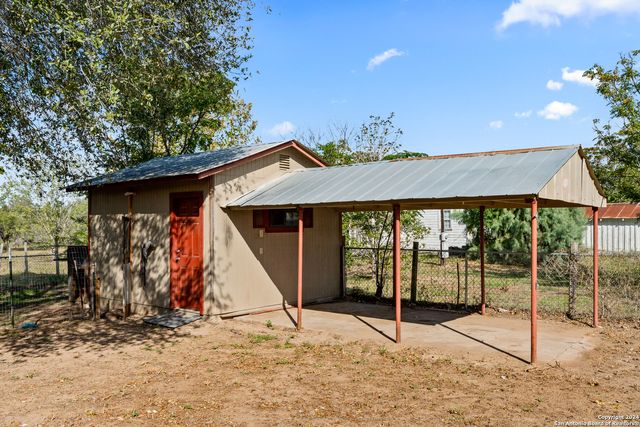 412 W Coker, Devine, TX 78016