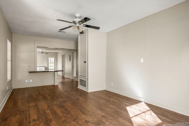 412 W Coker, Devine, TX 78016