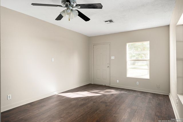412 W Coker, Devine, TX 78016