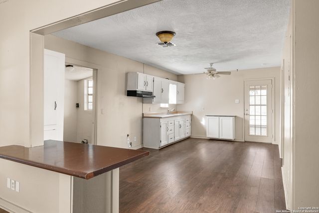 412 W Coker, Devine, TX 78016