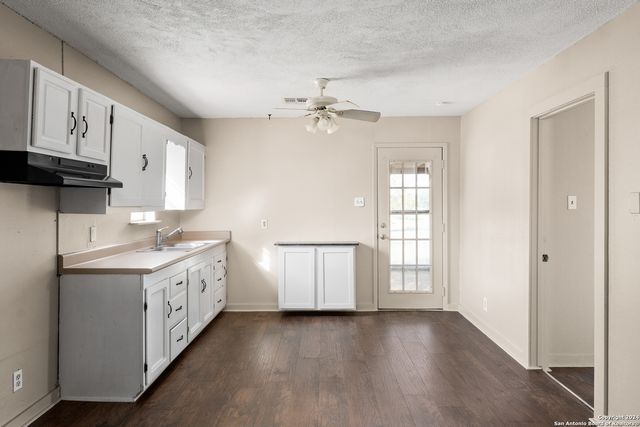 412 W Coker, Devine, TX 78016