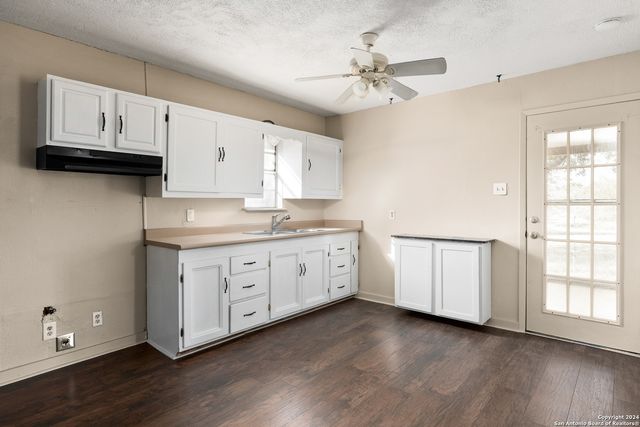 412 W Coker, Devine, TX 78016