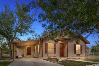 412 W Coker, Devine, TX 78016