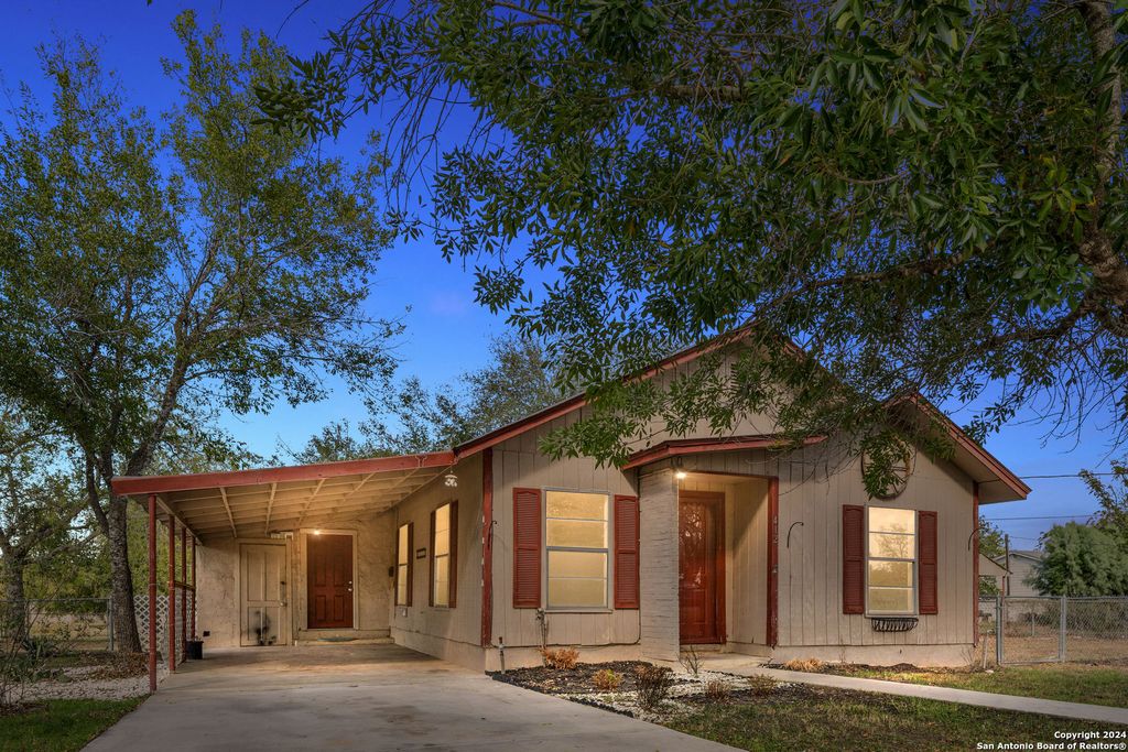 412 W Coker, Devine, TX 78016