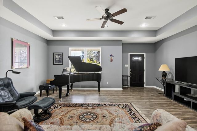 1812 E Lakeview, Benton, AR 72015