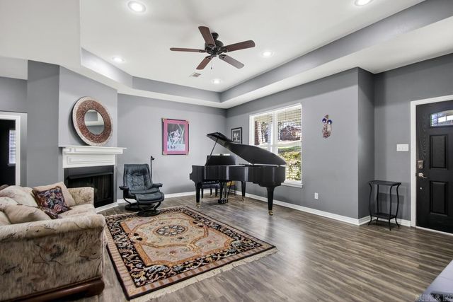 1812 E Lakeview, Benton, AR 72015