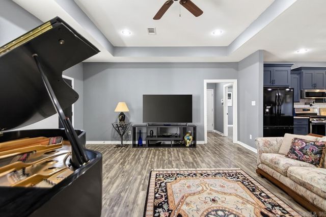 1812 E Lakeview, Benton, AR 72015