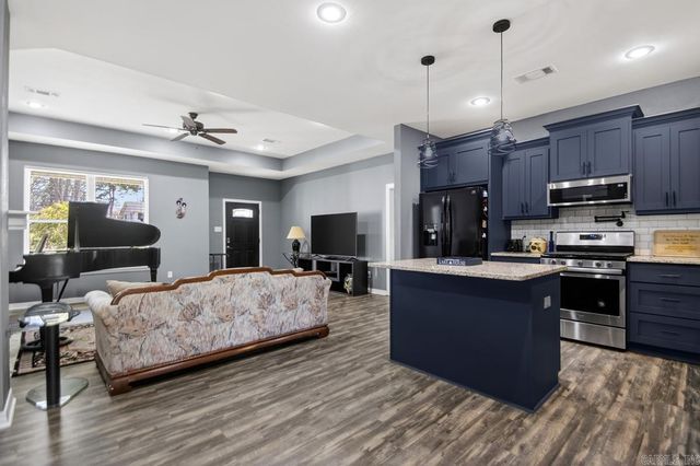 1812 E Lakeview, Benton, AR 72015