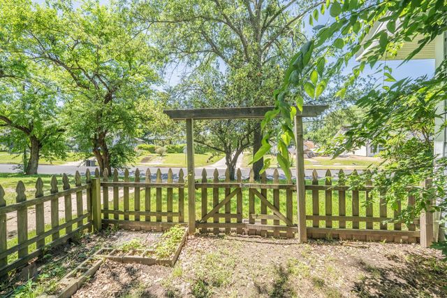 502 Davis Street S, Sulphur Springs, TX 75482