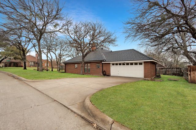 717 Ashley Drive, Hurst, TX 76054