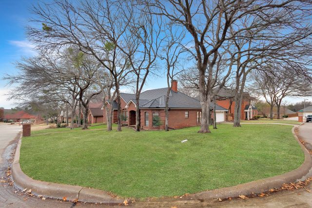 717 Ashley Drive, Hurst, TX 76054