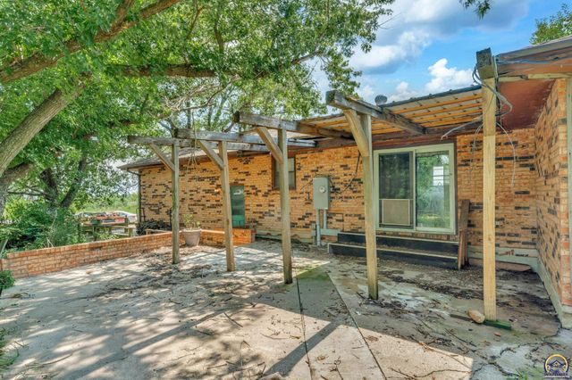 238 NE 82nd St, Topeka, KS 66617