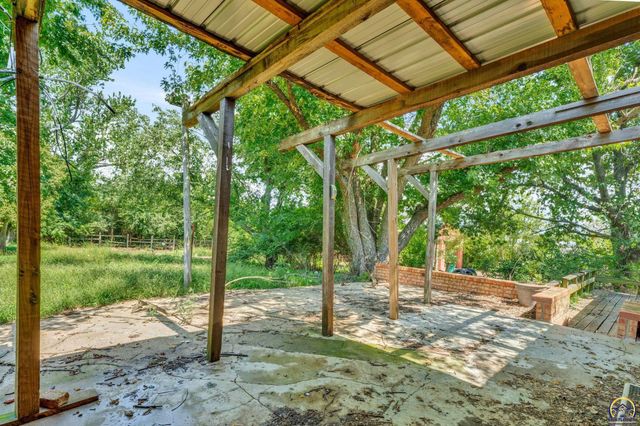 238 NE 82nd St, Topeka, KS 66617