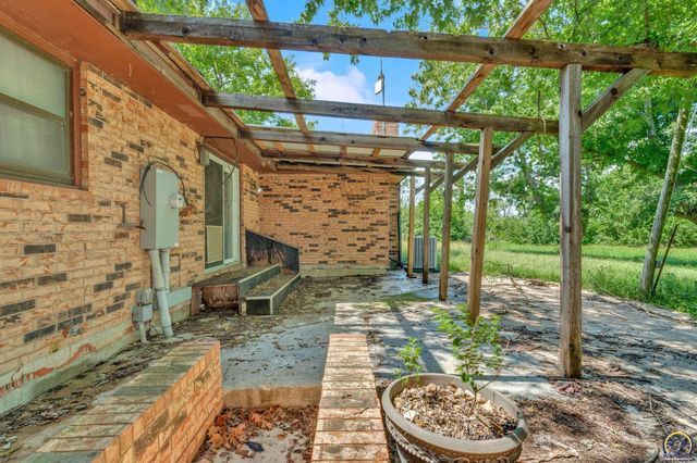 238 NE 82nd St, Topeka, KS 66617