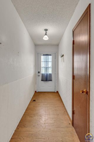 238 NE 82nd St, Topeka, KS 66617
