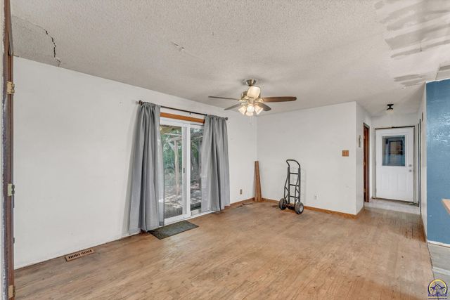 238 NE 82nd St, Topeka, KS 66617