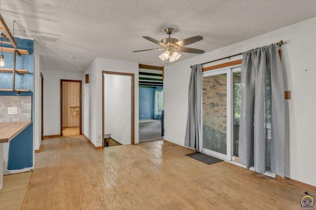 238 NE 82nd St, Topeka, KS 66617