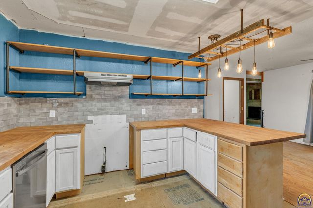 238 NE 82nd St, Topeka, KS 66617