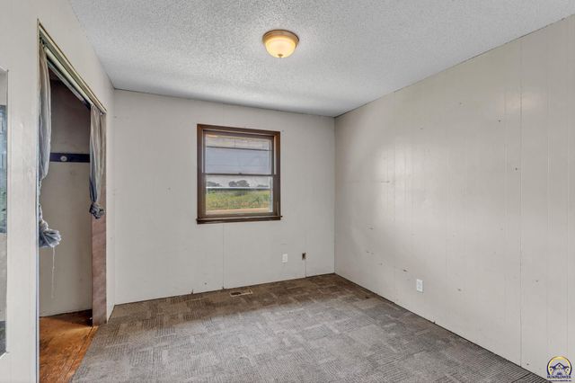 238 NE 82nd St, Topeka, KS 66617