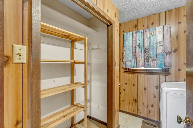 238 NE 82nd St, Topeka, KS 66617