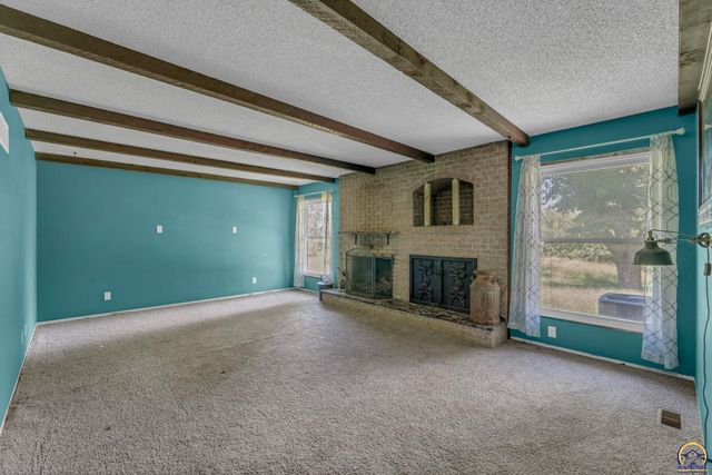 238 NE 82nd St, Topeka, KS 66617