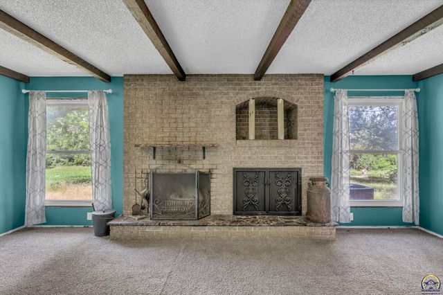 238 NE 82nd St, Topeka, KS 66617