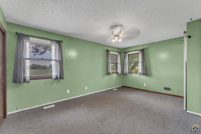 238 NE 82nd St, Topeka, KS 66617