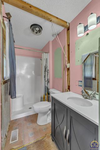 238 NE 82nd St, Topeka, KS 66617