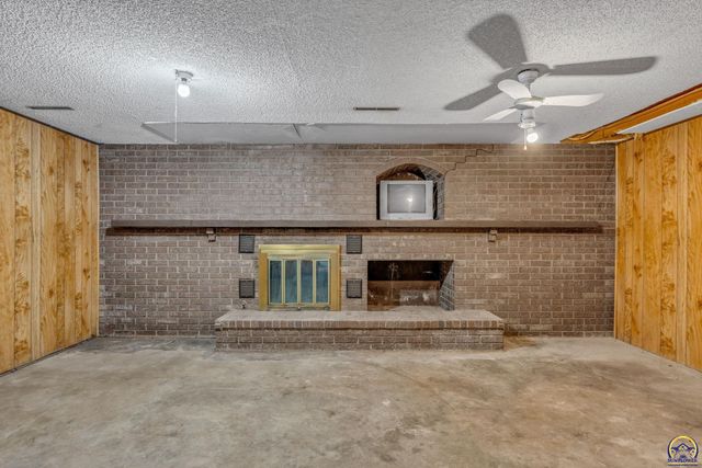 238 NE 82nd St, Topeka, KS 66617
