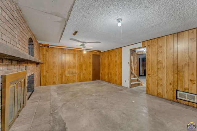 238 NE 82nd St, Topeka, KS 66617