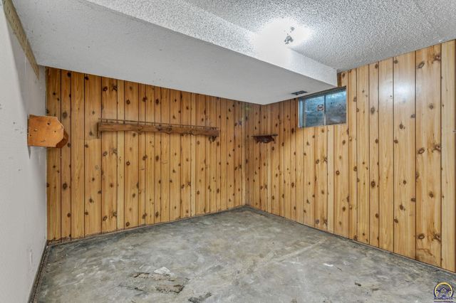 238 NE 82nd St, Topeka, KS 66617