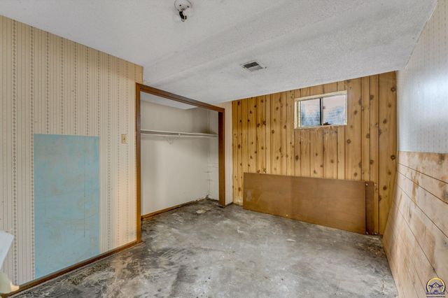 238 NE 82nd St, Topeka, KS 66617
