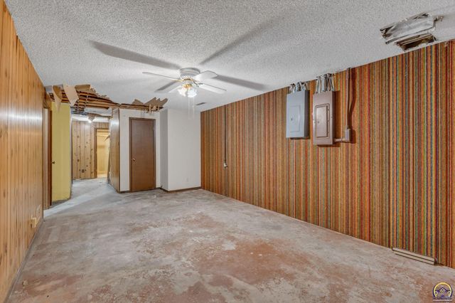 238 NE 82nd St, Topeka, KS 66617