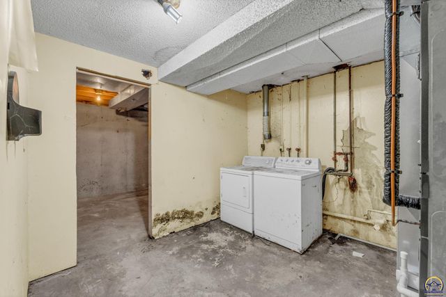 238 NE 82nd St, Topeka, KS 66617