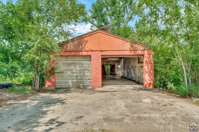 238 NE 82nd St, Topeka, KS 66617