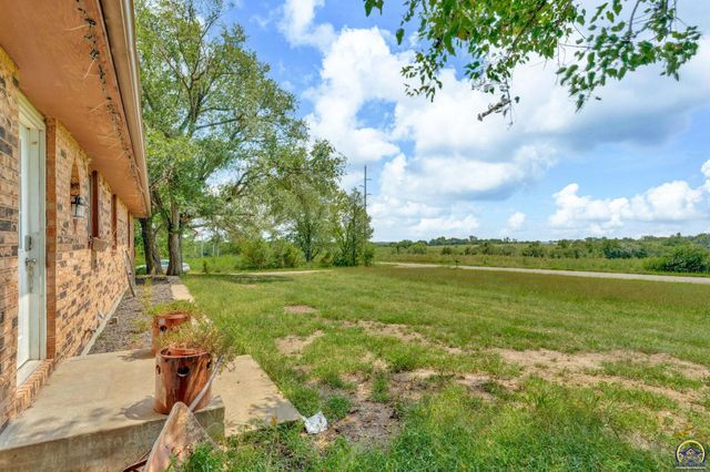238 NE 82nd St, Topeka, KS 66617