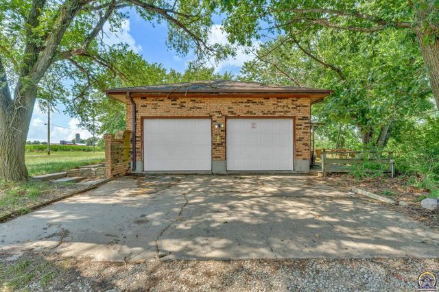 238 NE 82nd St, Topeka, KS 66617